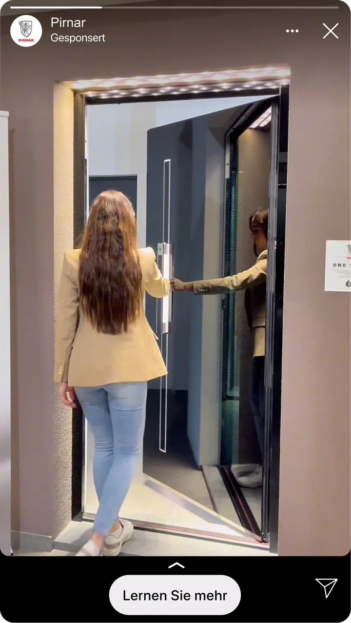 Pirnar Instagram Stories ad: a woman opening dark gray Pirnar front doors, with a "Lernen Sie mehr" button.